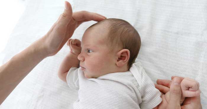 بدشکلی سر نوزاد چه علتی دارد و چطور بدون جراحی درمان می‌شود؟